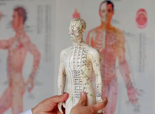 揉开腹部一个“排气穴”，立刻清除身体的浊气！气顺了，人更年轻！