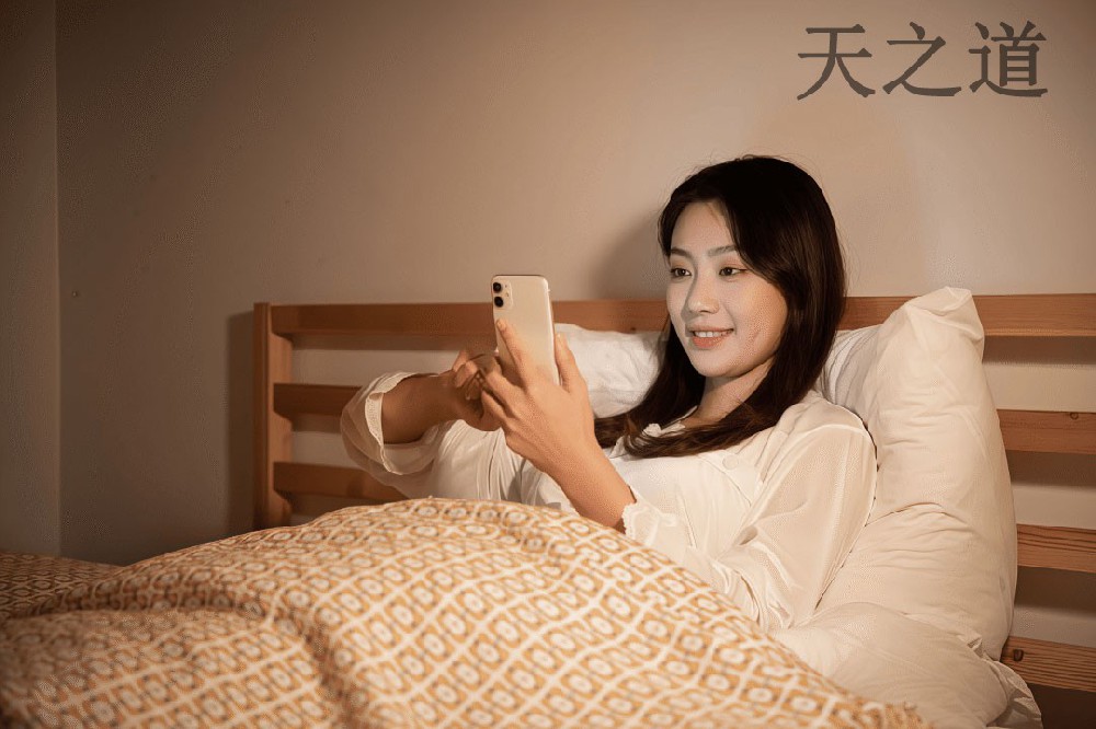 吃饭刷手机、熬夜刷手机！这些习惯正在消耗你的气血！